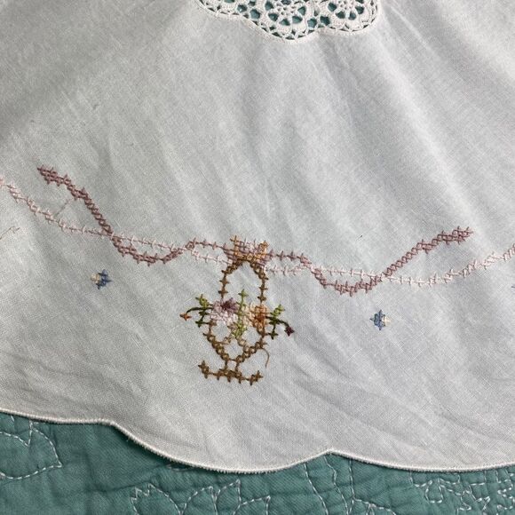 Vtg Tablecloth and Runner crochet embroidered cross stitch - Picture 3 of 8